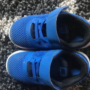 Nike velcro shoes boy's 9y (Toddler)